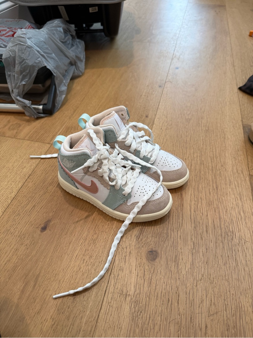 Girls Jordan 1 Mid SE Scalloped Edge